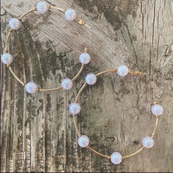 ZARA LARGE FAUX PEARL GOLD CUFF HOOP EARRINGS - Picture 5 of 6